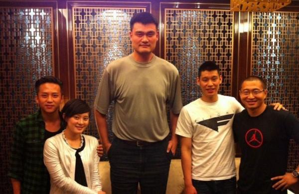 姚明+曾志偉，心疼兩人的脖子……