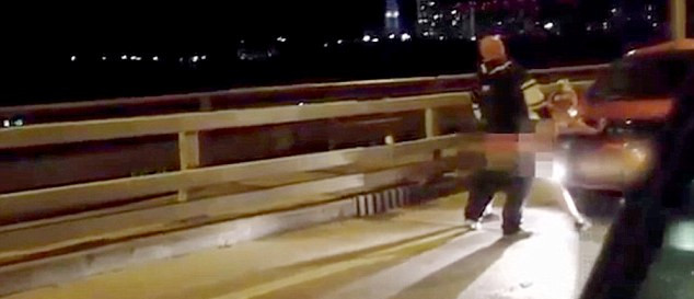 當(dāng)過往司機(jī)發(fā)現(xiàn)這對(duì)夫婦在立交橋上的奧迪汽車引擎蓋上“嘿咻”時(shí)，許多人靠邊停車觀看。（視頻截圖）