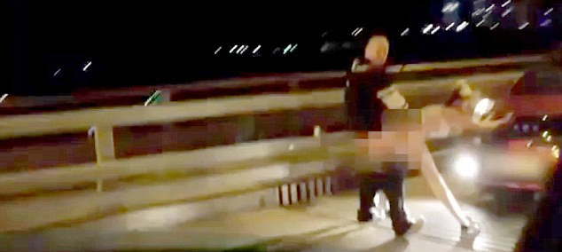 盡管許多人圍觀，但這對(duì)夫婦似乎對(duì)于露天表演毫不在意。（視頻截圖）