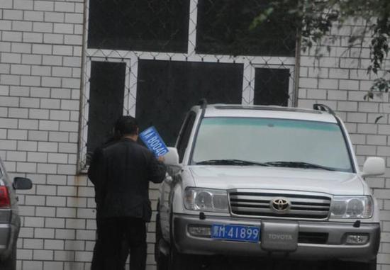 程父與程的“司機(jī)”在居住小區(qū)內(nèi)將黑AB0040車(chē)牌更換為黑M41899車(chē)牌，倆車(chē)牌號(hào)均為空號(hào)