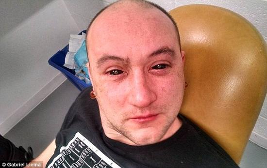 一支來(lái)自加州的研究團(tuán)隊(duì)研發(fā)了一種能使人類(lèi)擁有夜視能力的藥水。該溶液由二氫卟吩e6與胰島素和生理鹽水混合而成。在往實(shí)驗(yàn)對(duì)象加西亞?里西納眼中滴入少量溶液之后，他的眼睛先是呈現(xiàn)全黑色，但在藥水被吸收之后即恢復(fù)正常。