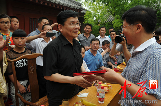 余光中、汪國(guó)真做客杜甫故里 共話詩(shī)圣家國(guó)情懷