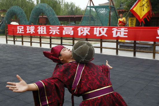 景區(qū)驚現(xiàn)“宋代高俅”欲傳授亞洲球隊足球技藝 景區(qū)驚現(xiàn)“宋代高俅”欲傳授亞洲球隊足球技藝