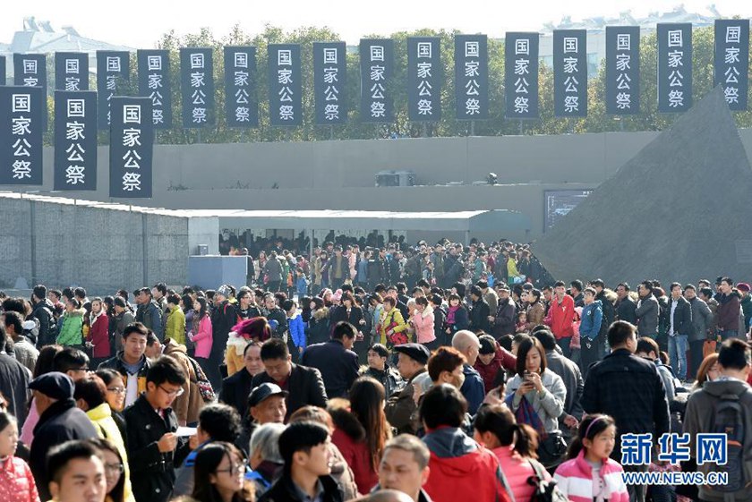 12月14日,參觀者在南京大屠殺遇難同胞紀念館參觀?！　⌒氯A社記者孫參攝
