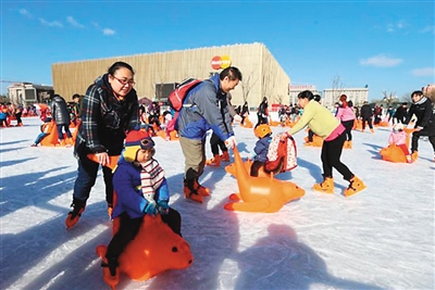 游客體驗(yàn)五棵松冰世界體育樂園。