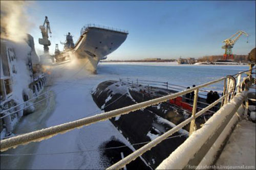 資料圖：2011年冬天正在進(jìn)行最后改裝的戈爾什科夫號航母。