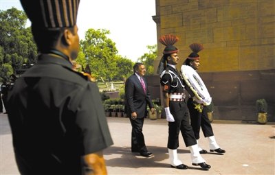 　　6日，帕內(nèi)塔在新德里。他在印度訪問時稱，美國愿意為印度提供最先進(jìn)的武器