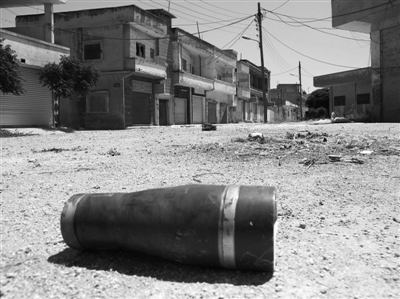 　11日，霍姆斯，政府軍和反對派武裝沖突過后留下一個彈殼。