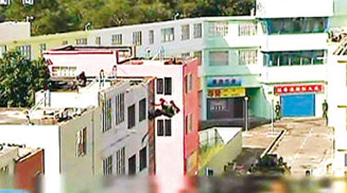 解放軍駐港部隊從屋頂游繩攻入建筑物。圖片來源：香港《文匯報》