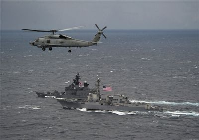 2011年1月10日，美國海軍驅(qū)逐艦與日本海上自衛(wèi)隊“鞍馬”號驅(qū)逐艦在日本長崎縣附近海域舉行聯(lián)合海上演習。資料圖片