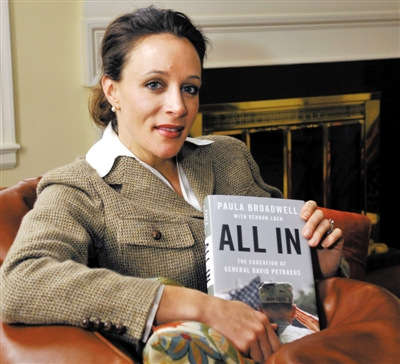 中情局前局長彼得雷烏斯情婦、傳記作家布羅德維爾