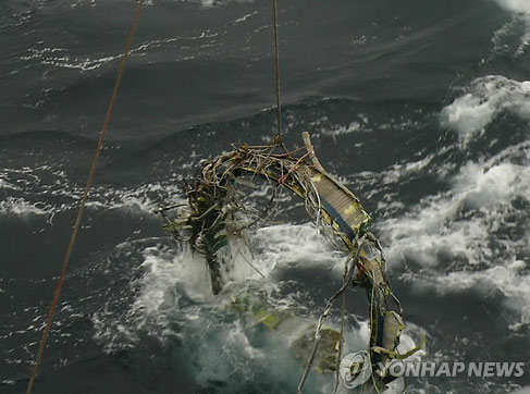韓國(guó)防部23日表示，于本月21日又打撈了三塊朝鮮遠(yuǎn)程火箭“銀河3”號(hào)的殘骸，打撈地點(diǎn)在之前打撈一級(jí)火箭氧化劑桶附近1-2公里海域內(nèi)。（圖片來(lái)源：韓聯(lián)社）