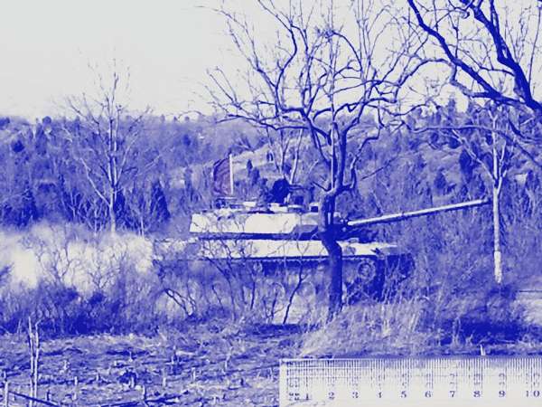 近日首次在網絡上公開的中國新式輕型坦克在山區(qū)地形的測試照