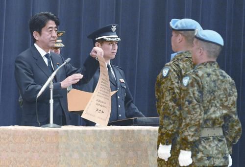 20日，日本首相安倍晉三向回國的戈蘭高地維和自衛(wèi)隊遞交政府獎狀。安倍在儀式上稱，近年“日本周邊的安全保障環(huán)境更加嚴峻”，為此將修改《防衛(wèi)計劃大綱》，進一步加強日美同盟。