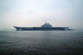 2月26日上午，中國(guó)海軍“遼寧艦”從大連港駛出，這是“遼寧艦”2013年首次出海。圖/CFP