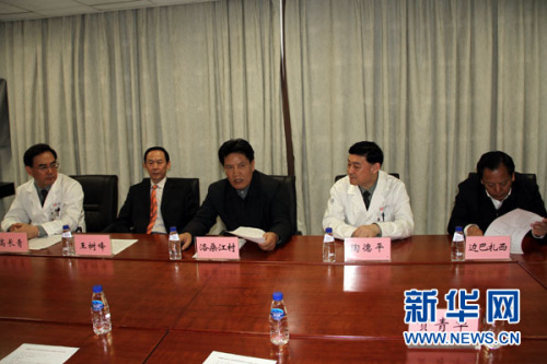 西藏自治區(qū)政府主席洛桑江村(左三)、副主席邊巴扎西(右一)一行來到解放軍總醫(yī)院，向牽頭“慈善援藏”救助活動的解放軍總醫(yī)院醫(yī)護人員表達謝意并贈送牌匾。蔡琳琳 攝