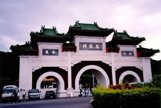 位于臺北的忠烈祠供奉著從孫中山革命，到抗日戰(zhàn)爭，解放戰(zhàn)爭所有陣亡國民黨士兵的靈位。