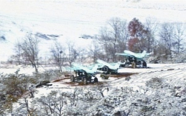 朝鮮公開的照片顯示，在三輛牽引車輛上各自搭載了一架無人機。