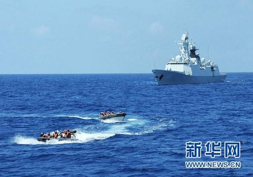 3月28日，十余名臨檢拿捕隊員從玉林艦出發(fā)，乘小艇駛向模擬可疑商船的艦只。