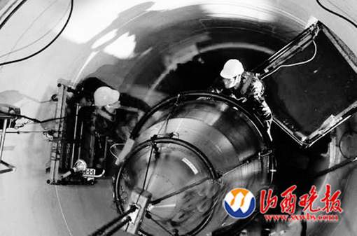 美國空軍人員將一枚“民兵3”型洲際彈道導彈導入制導設(shè)備。