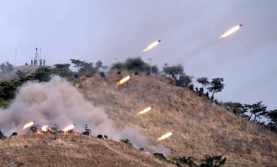 資料圖：朝鮮炮兵在進(jìn)行火力演習(xí)。