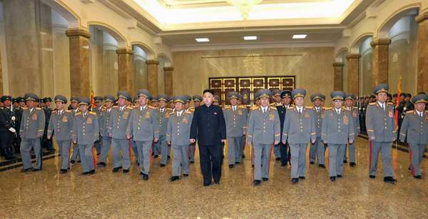 朝鮮最高領(lǐng)導人金正恩于15日零時率領(lǐng)朝鮮軍方高級干部參拜了安置金日成和金正日遺體的錦繡山太陽宮。