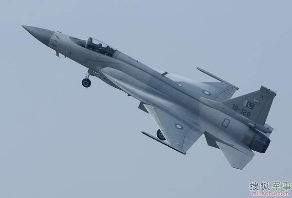 巴基斯坦梟龍戰(zhàn)機獻技珠海航展。