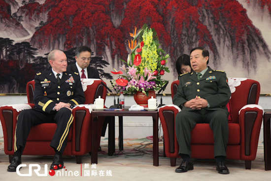 　中央軍委副主席范長龍上將（右）會(huì)見美軍參聯(lián)會(huì)主席鄧普西上將。