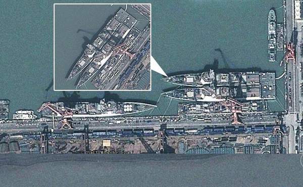 在大型船塢內(nèi)舾裝的兩艘052D導彈驅(qū)逐艦，注意右側(cè)的船塢內(nèi)實際上正在建造第三艘052D導彈驅(qū)逐艦。