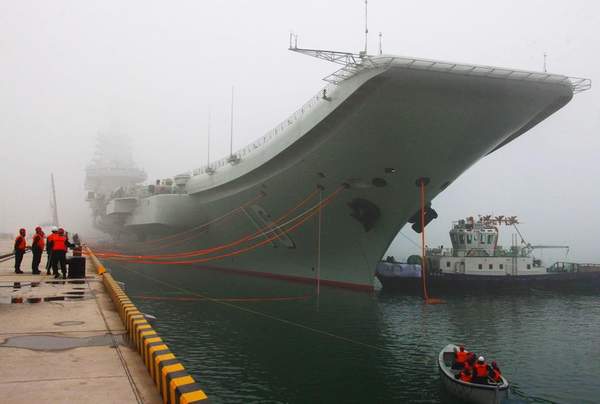 資料圖：遼寧艦停泊軍港。
