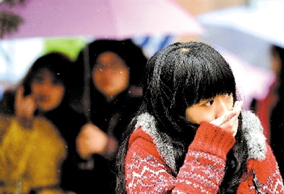 大學(xué)路附近，一位美女冷得縮起脖子。 晚報(bào)記者 馬健 圖