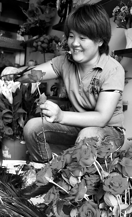 8月21日，內(nèi)黃縣一家鮮花店的工作人員正在包裝鮮花。