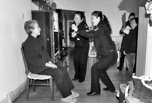 鄭州市豐產(chǎn)路派出所上門(mén)為老人辦身份證