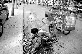 他不停清理著路邊的樹葉。