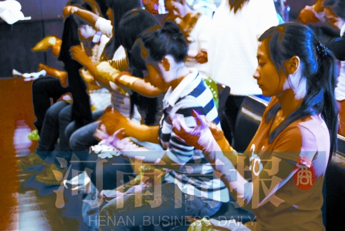 演出前，她們仔細(xì)檢查每一處細(xì)節(jié)