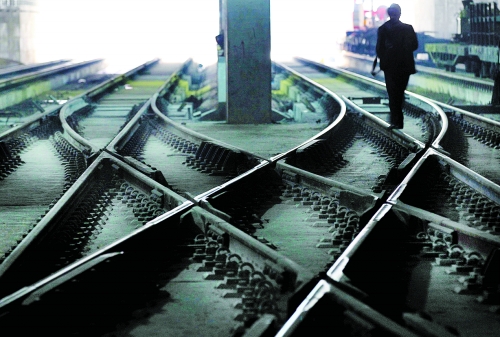 ▲鄭州地鐵1號(hào)線醫(yī)學(xué)院站，地下18米縱橫交錯(cuò)的鐵軌伸向遠(yuǎn)方。