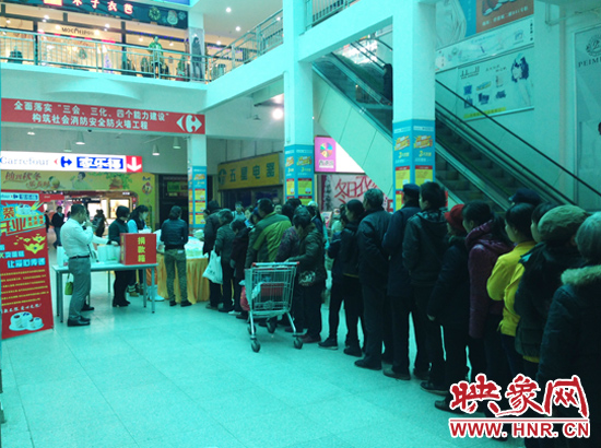 市民爭相排隊“買”蛋糕獻愛心