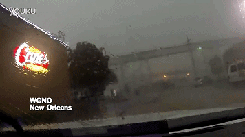 好可怕！大風(fēng)把火車從橋上吹了下來(lái)