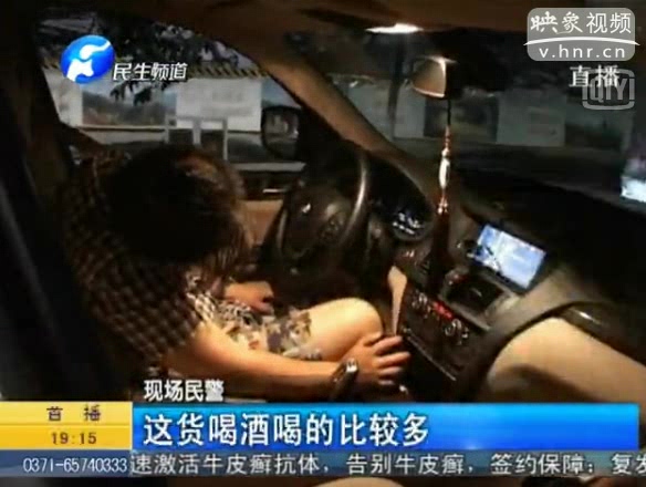 寶馬司機(jī)醉酒開(kāi)車(chē)睡著撞樹(shù)