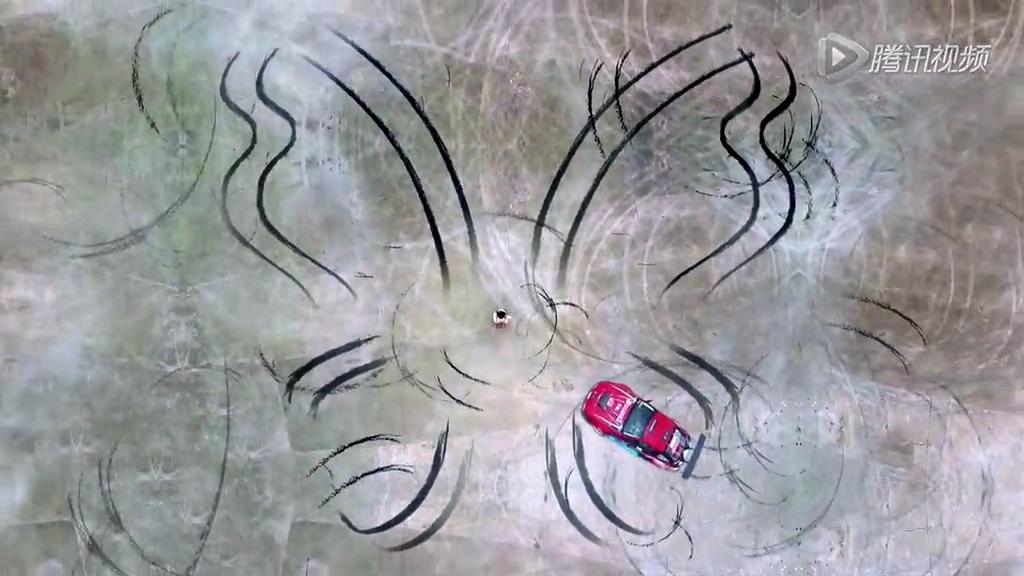 真人版“藤原拓?！崩@美女飄移輪印畫蝴蝶