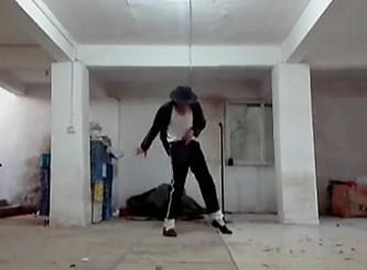 農(nóng)民工也愛邁克杰克遜！地下室模仿MJ經(jīng)典舞步