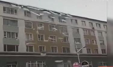 壯觀！樓房變冰雕瀑布