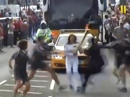 驚魂一幕！不速之客搶奧運火炬遭安保摁倒