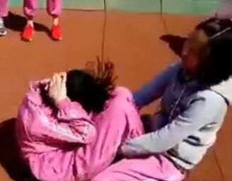 仰臥起坐險(xiǎn)癱瘓 正確姿勢(shì)咋做？