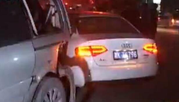 12車停路邊瞬間全報廢 咋回事？