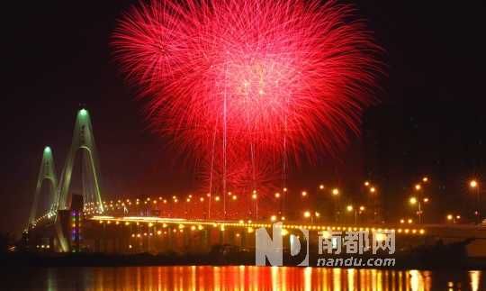  海口市民吃過了年夜飯,到西海岸燃放觀賞煙花是近年來(lái)興起的一大潮流。