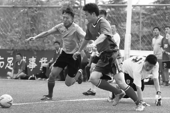 鄭州航院隊(duì)與鄭州經(jīng)開正和隊(duì)的比賽，可謂是學(xué)生軍和朋友隊(duì)之間的強(qiáng)強(qiáng)對(duì)決