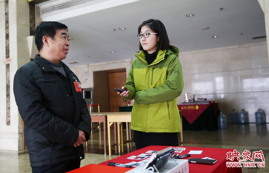 會議間隙采訪代表。