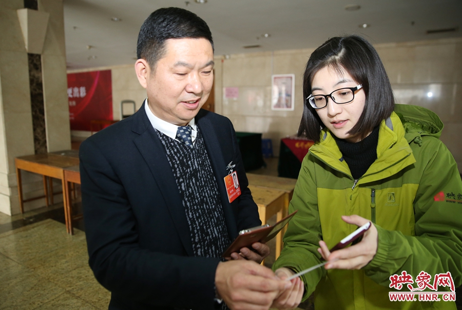 幫代表使用大象融媒映象網微信打印機現場打印照片。