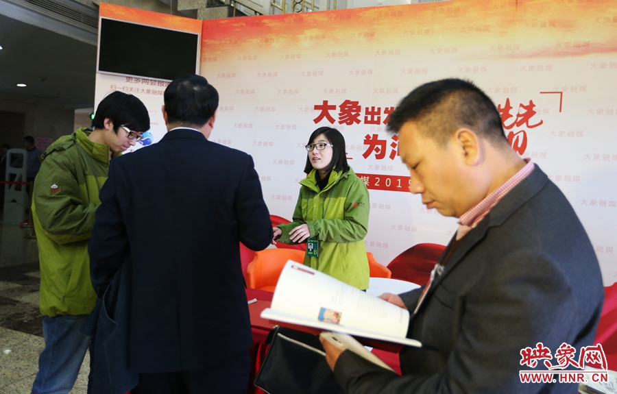 向代表、委員講解大象融媒旗下出品的新聞產品。